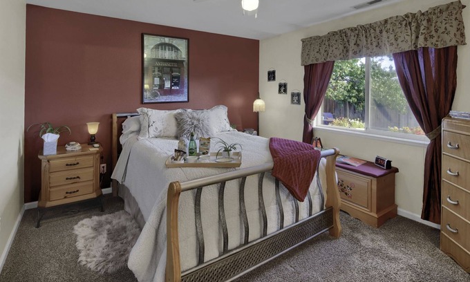 Fernley House | Toni's Country Desert Oasis Includes HOMEMADE BREAKFAST/DINNER