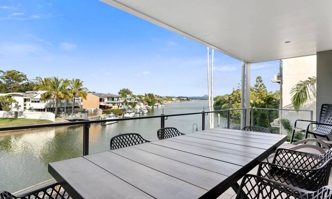 Noosa Heads Apartment | Top floor apartment on the iconic Hastings Street
