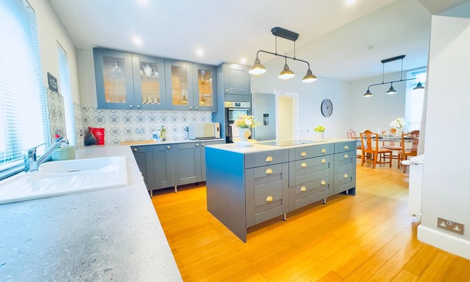 Gorgie Apartment | Top Floor Apartment with Castle Views