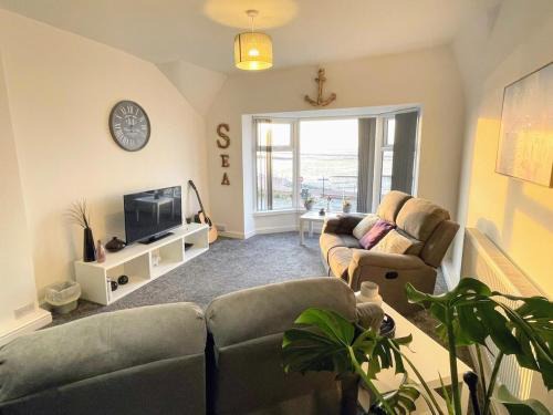 Slyne Apartment | Top Floor Apt Promenade Sea Views Sleeps 6 Shore Vibes