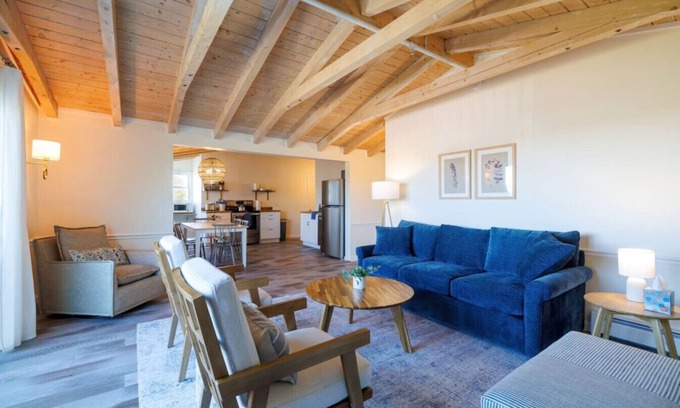 Southwest Harbor Apartment | Top Floor Condo + Ocean Views [Admirals Quarters]