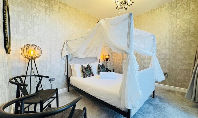 Gorgie Apartment | Top Floor Getaway With Romantic Canopy Bed