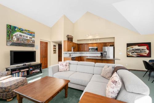 Blueberry Hill House | Top Floor Suite with Mountain Views by Harmony Whistler