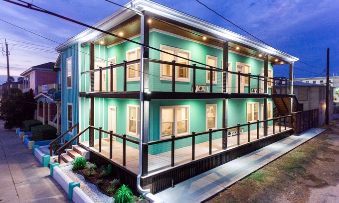 Galveston Condo | Top floor upscale contemporary space with great views and great location