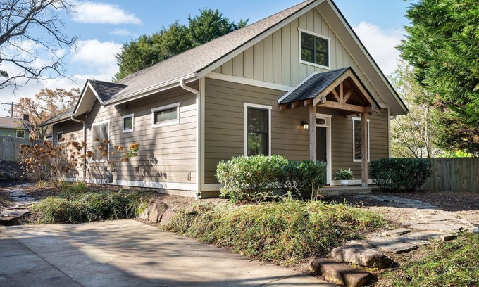 Oakley House | Top rated w/recent upgrades! Near Biltmore & downtown, fire pit, dog friendly