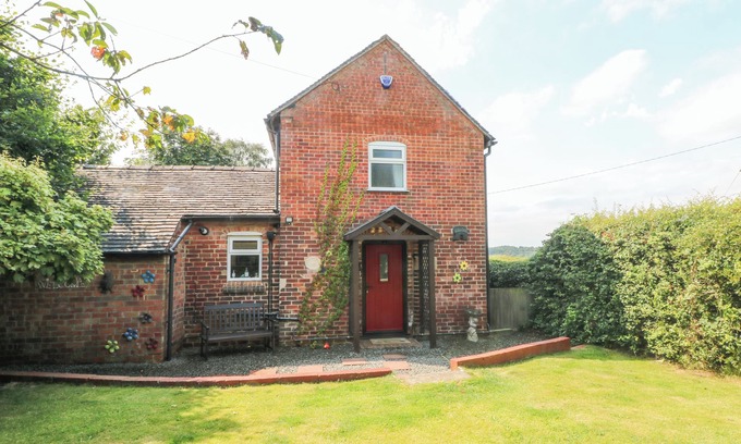 Hulland Ward Cottage | TOP STABLE COTTAGE, pet friendly, with a garden in Turnditch