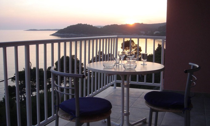 Blato Apartment | Top studio for 2-3 people, directly on the sea, boat mooring, bike hit!