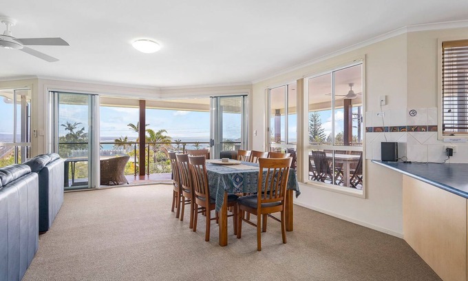 Bonny Hills House | Topviews - 3 bedroom holiday home with sea views