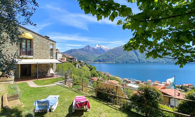 Santa Maria - Rezzonico Apartment | Torre Garden Holiday Apartment with Lake View