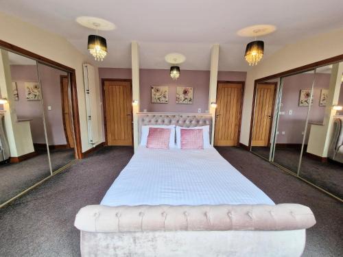Kelty Ski Chalet | Torridon 1 with Private Hot Tub - Fife - Loch Leven - Lomond Hills- Pet Friendly