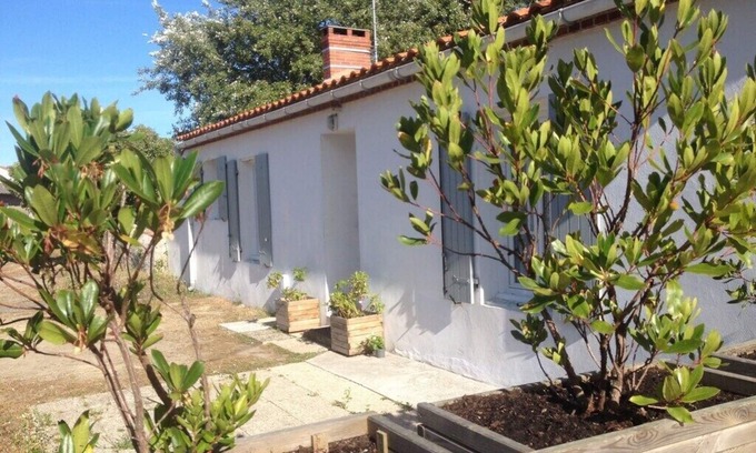 L'Epine House | Town center house on large 2000 m2 garden 700 meters from the beach