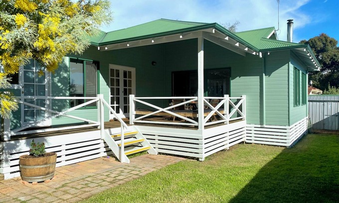 Margaret River House | Town Hideaway- Spacious house by the river and town centre. Couples and groups.