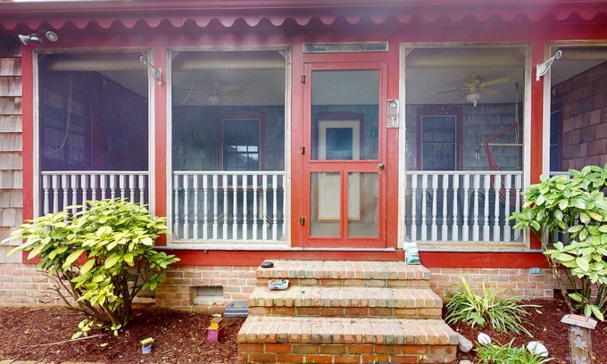 Historic District House | Town of Lewes spacious dog friendly house w/deck & enclosed yard
