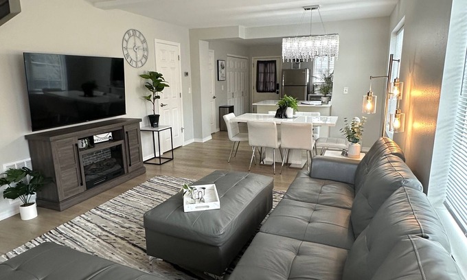 Franklin to the Fort House | Townhouse on Strand.Centrally located with all new furnishings and Central AC
