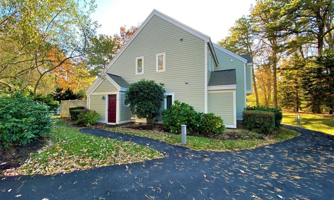Brewster House | Townhouse Private, End unit. AC, 50 yards to Pools