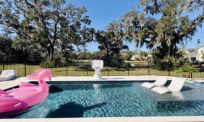 Palm Valley House | TPC Luxury Retreat-1 mile from TPC entrance