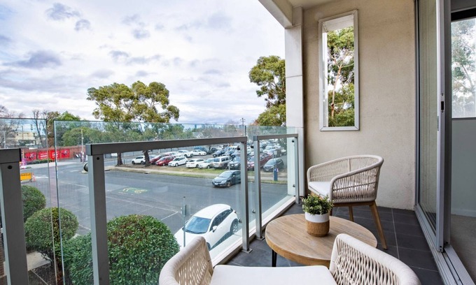 Moonee Ponds Apartment | Trackside Escape by Moonee Valley Racecourse