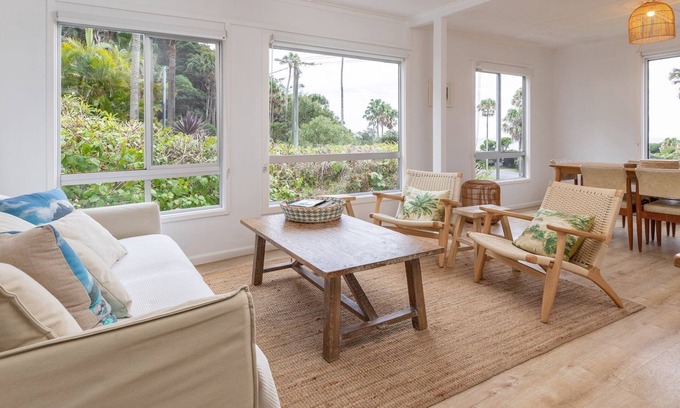 Elizabeth Beach House | Trade Winds - Enjoy the stunning views off Elizabeth Beach