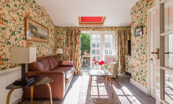 Town Apartment | Traditional and Colourful 2BR Garden Flat in Parsons Green