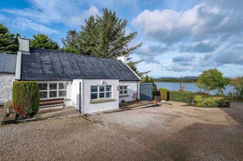 Donegal House | Traditional Cottage with Private Hot Tub in the Heart of Donegal