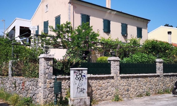 Dafnata House | Traditional Mansion Boua