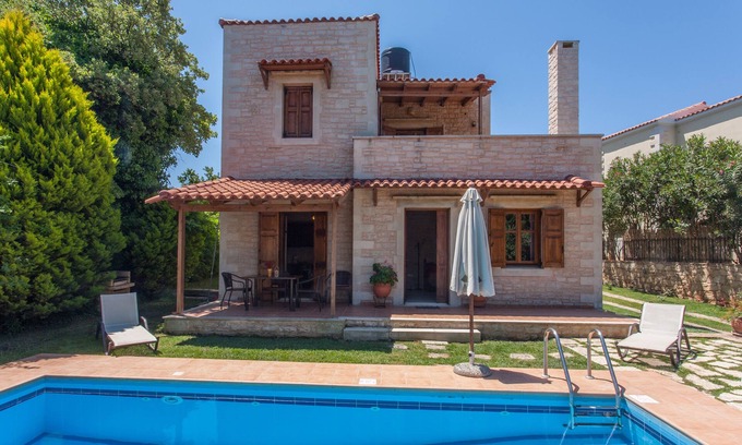 Prines Villa | TRADITIONAL STONE BUILD HOME NEAR BEACH WITH WI-FI AND PRIVATE POOL