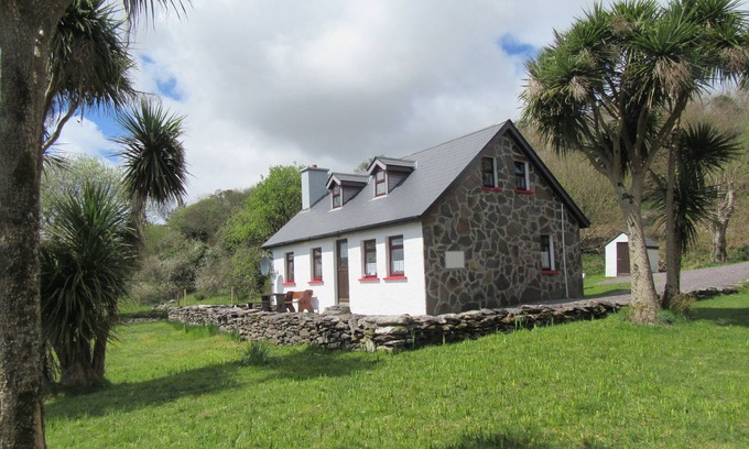 Caherdaniel House | Traditional style Cottage in a quiet location close to the Kenmare Bay