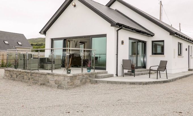 Lettermacaward Cottage | TRAEANNAGH BAY HOUSE, pet friendly in Dungloe, County Donegal