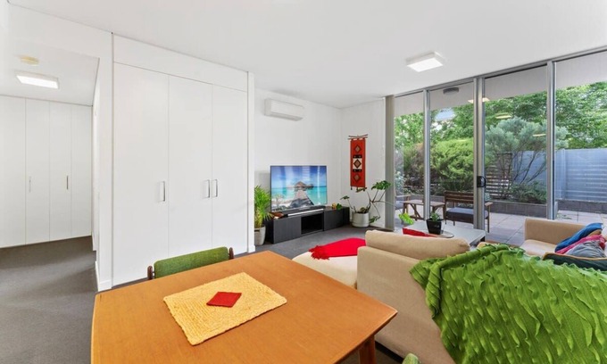 Phillip Apartment | Tranquil 1-Bed Apartment with Courtyard, Pool, BBQ