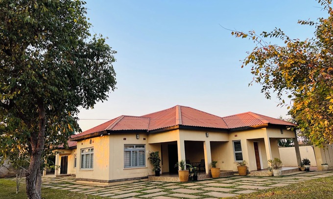 Lusaka House | Tranquil 3-bedroom house with WiFi in Lusaka, New Kasama and power backup