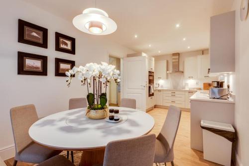 Oxford House | Tranquil 4-Bed Oasis Modern Chic House