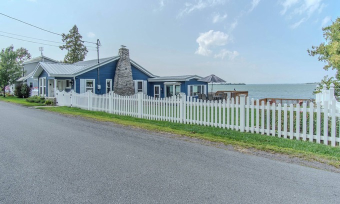 Dexter House | Tranquil 4 Bedroom Lake House on Guffin Bay