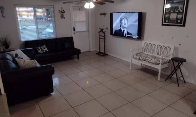 Englewood South House | Tranquil and close to Englewood beach