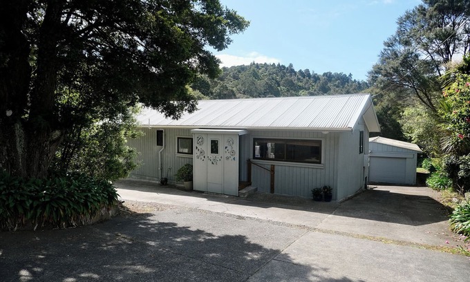 Titirangi Cottage | Tranquil Bush Living- on the 'Fringe of Heaven'