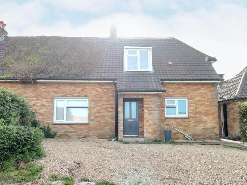 Bushton House | Tranquil Clyffe Cottage