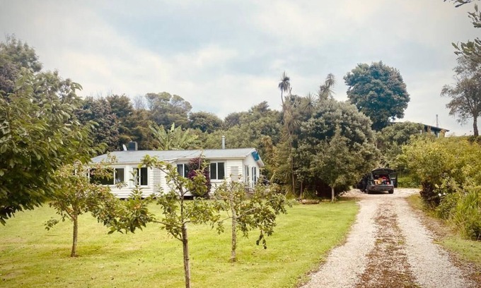 Parapara House | Tranquil, comfortable Kiwi bach, 1 minute from the beach