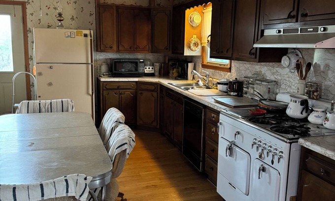 Stanton County Other | Tranquil farmhouse near to Johnson City - 2 bedrooms, 2 baths, vintage kitchen.