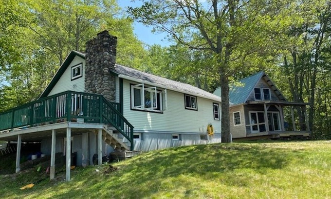 Franklin Cottage | Tranquil lakeside 2-bedroom cottage with optional sleeping cottage in Eastbrook