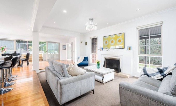 Donvale House | Tranquil Large Retreat with Alfresco & Pool