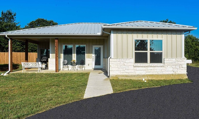 Springtown House | Tranquil Modern Cottage with Deck & Fire Pit - Gateway to Eagle Mountain Lake & Fort Worth