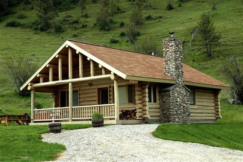 Darby House | Tranquil Mountain Glamping Retreat: Stunning Log Cabin with a Hot Tub in Darby, MT