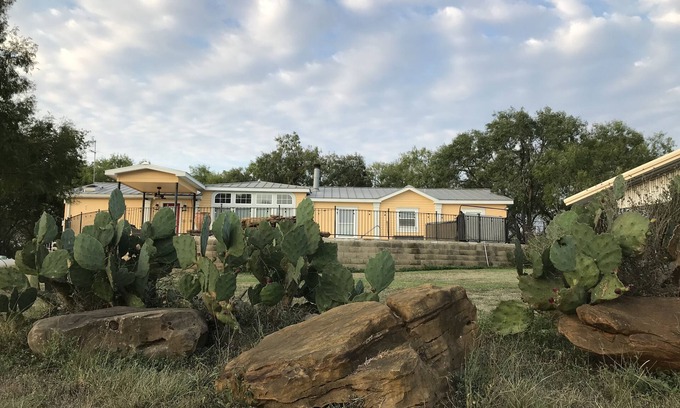 Sutherland Springs House | Tranquil Ranch w SPA and POOL - option to heat pool - on Cibolo Creek, sleeps 9