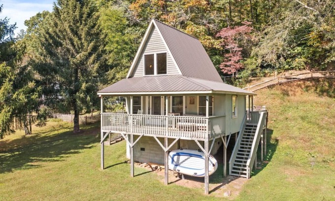 West Jefferson Cabin | Tranquil Riverfront Living at Sasquatch Cabin!