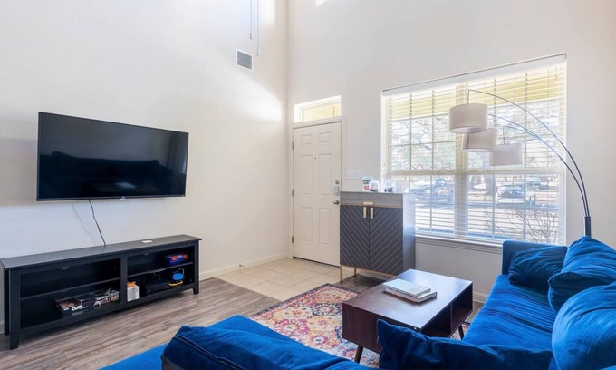 Round Rock House | Tranquil Townhome in at Great Oaks, nestled in the heart of Round Rock! n