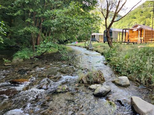 Oestii Paminteni Other | Transfăgărășan River Retreat