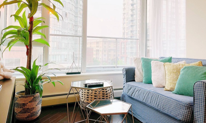 Crosstown Apartment | Traveler escape One Bed in DT Vancouver w/ wifi/pool/hot tub / skytrain