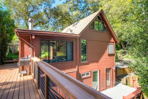 Guerneville House | Tree Fort! Redwoods! Hot Tub! Fire Table! Google Smart Home! Fast WiFi! Dog Friendly!