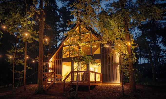 Conroe Cabin | Tree Frog, Charming Two-Bedroom Lakefront Cabin with Firepit (Tree Frog)