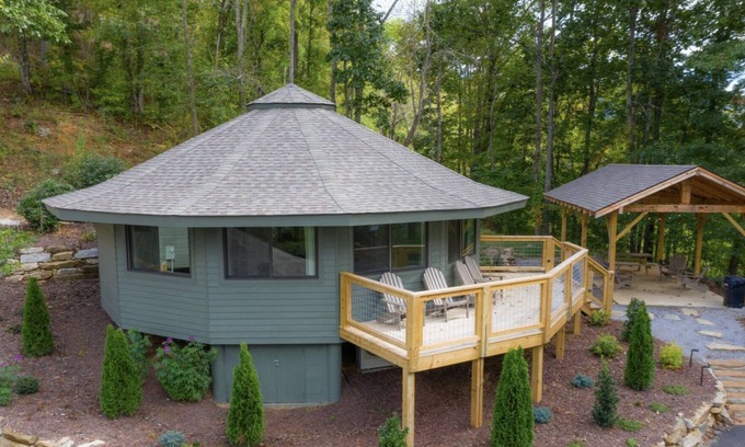 Canton House | Tree House Lodging One in Springdale Golf Resort