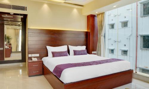Kolkata Hotel | Treebo Premium The Crystal, Chinar Park